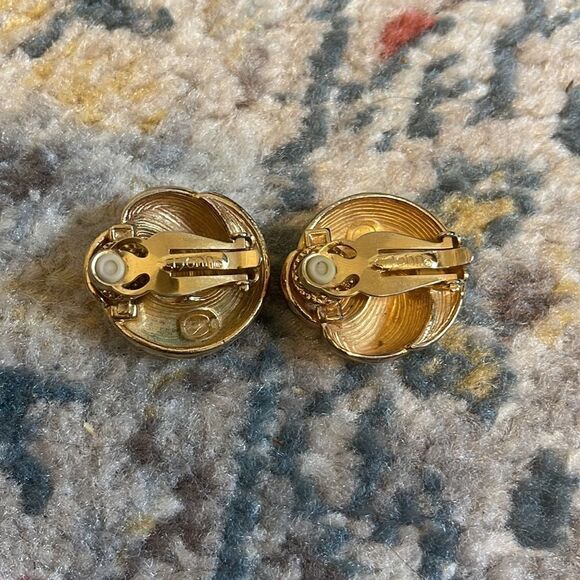 St. John Vintage Gold Knot Clip-on Earrings - Picture 5 of 5